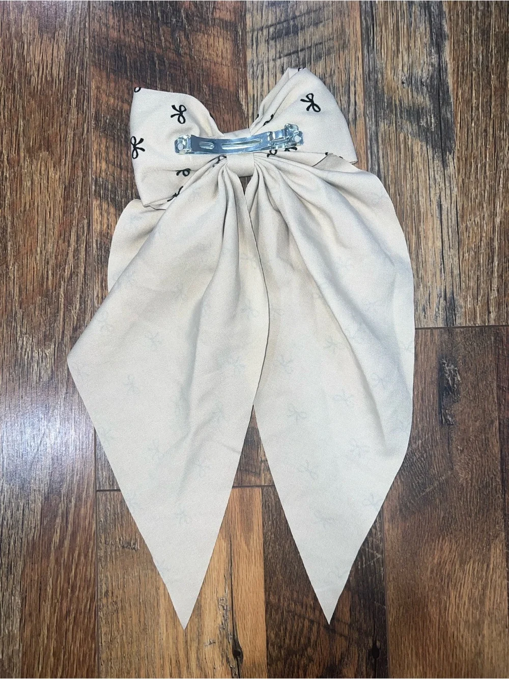 Cream Bow with Black Bow Motif